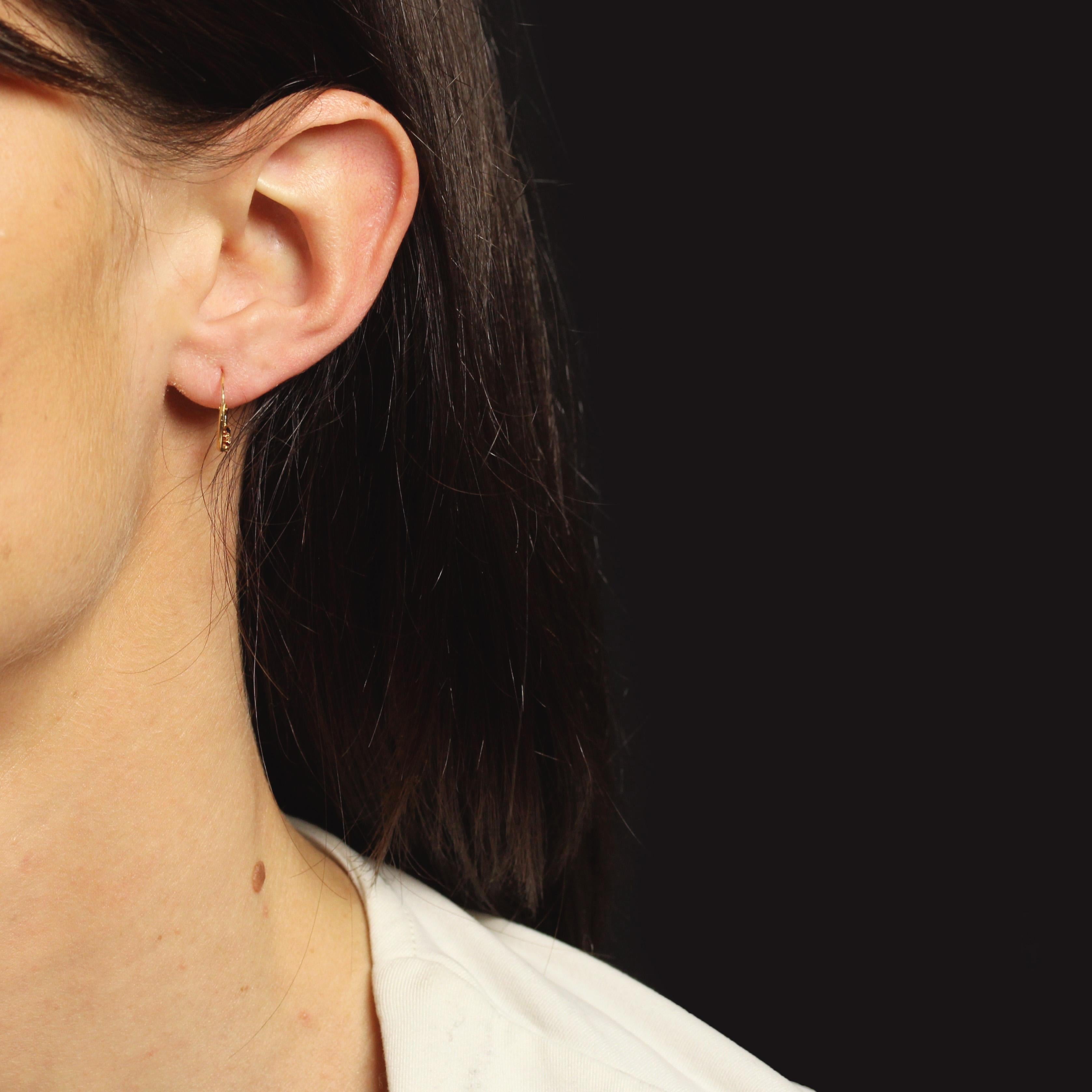 Pour les oreilles percées.
Boucle d'oreille en or jaune 18 carats.
Fines boucles d'oreilles créoles en or jaune, chacune sertie de 3 petits saphirs de couleur bleu, blanc et rose pour l'une et rose, blanc et bleu pour l'autre.
Le système de crochet