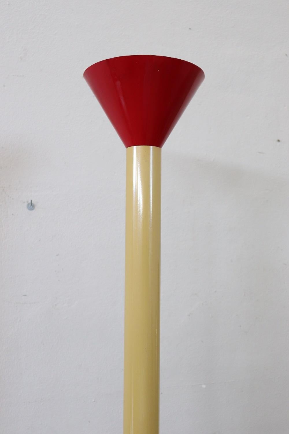 Moderne Stehlampe Callimaco aus farbigem Stahl von Sottsass für Artemide, 1980er Jahre (Ende des 20. Jahrhunderts) im Angebot