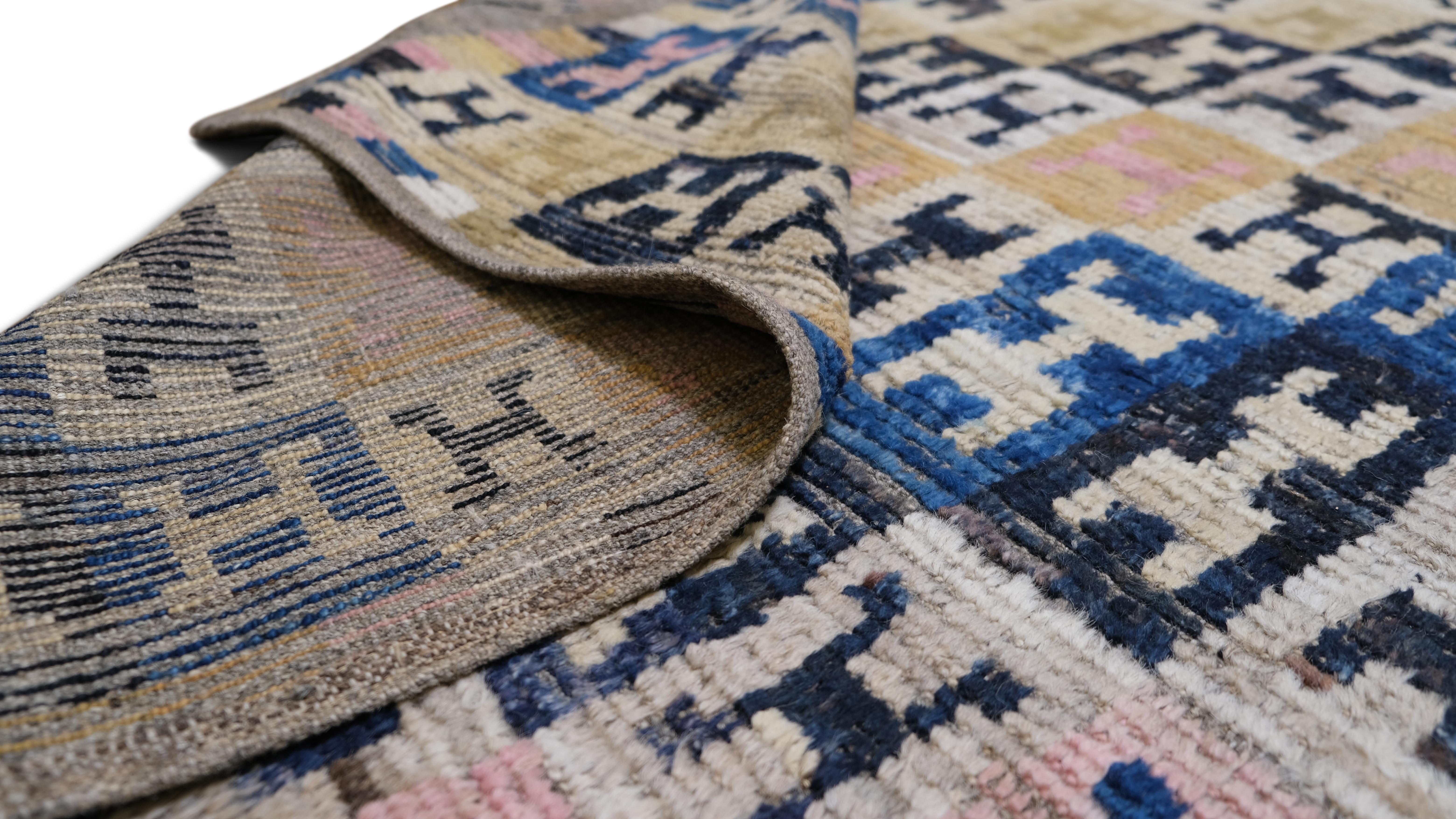 Infunde energía a tu hogar con esta exquisita alfombra de lana anudada a mano. Con un vibrante diseño geométrico en tonos pastel y vivos, esta alfombra es un complemento cautivador para cualquier espacio. Su intrincado diseño y su colorida paleta