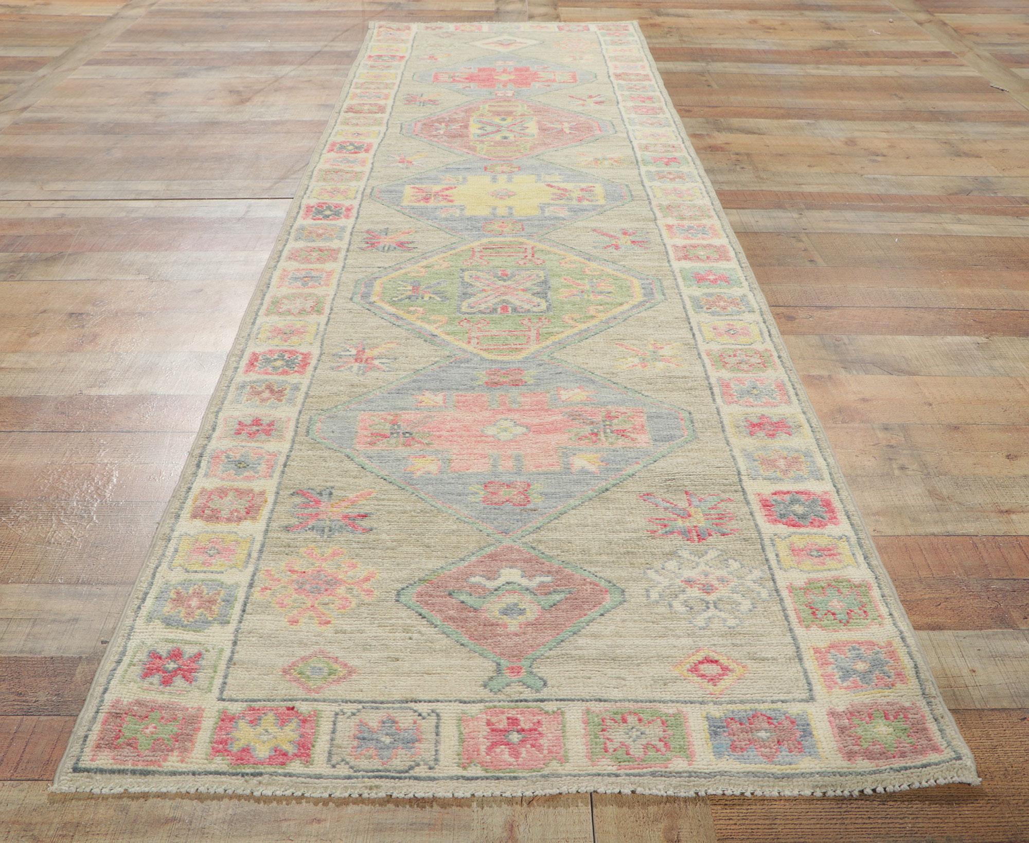 Moderner, farbenfroher Läufer aus Oushak, Contemporary Elegance trifft auf poliert und verspielt (Wolle) im Angebot