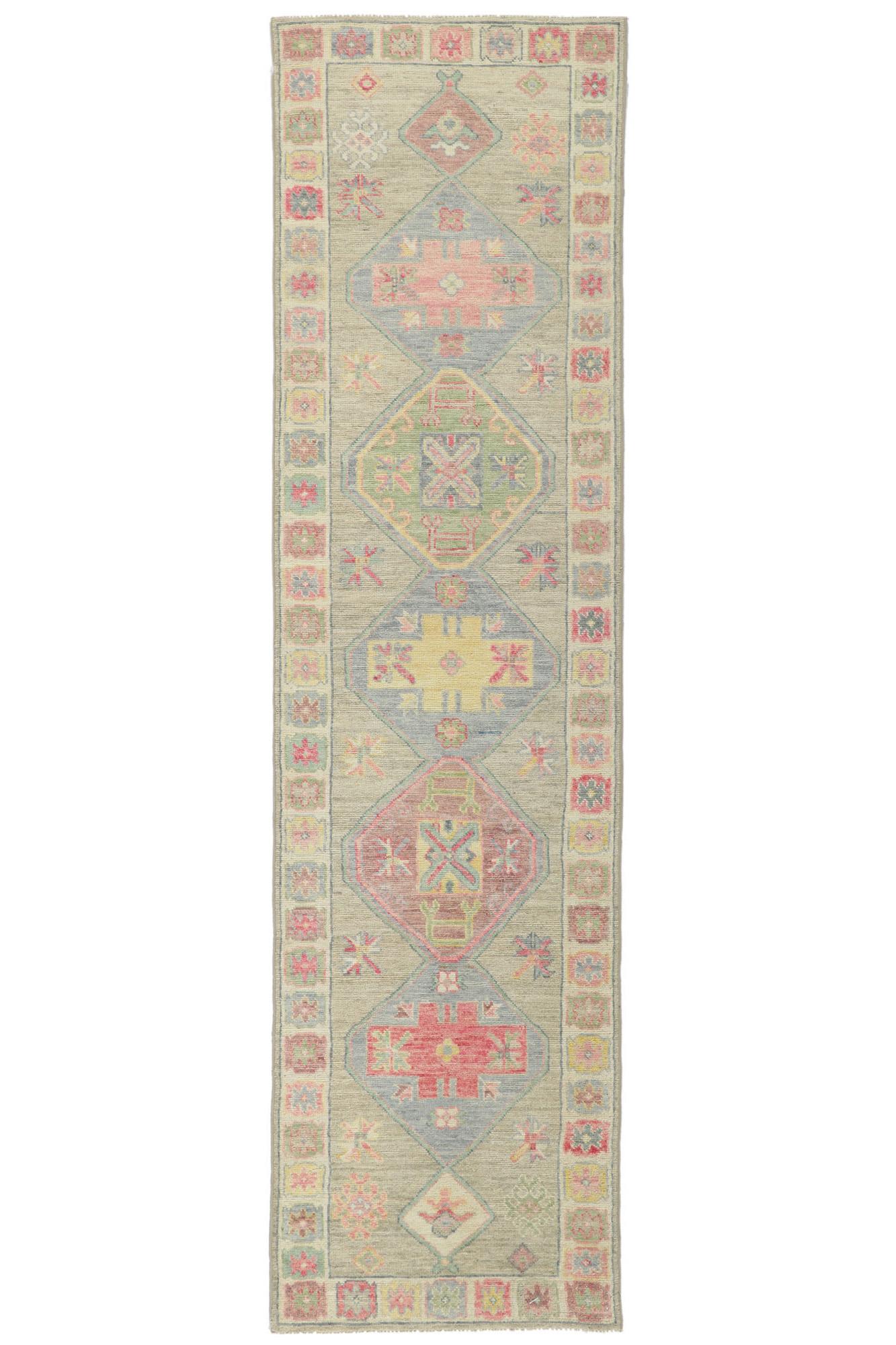 Moderner, farbenfroher Läufer aus Oushak, Contemporary Elegance trifft auf poliert und verspielt im Angebot 1