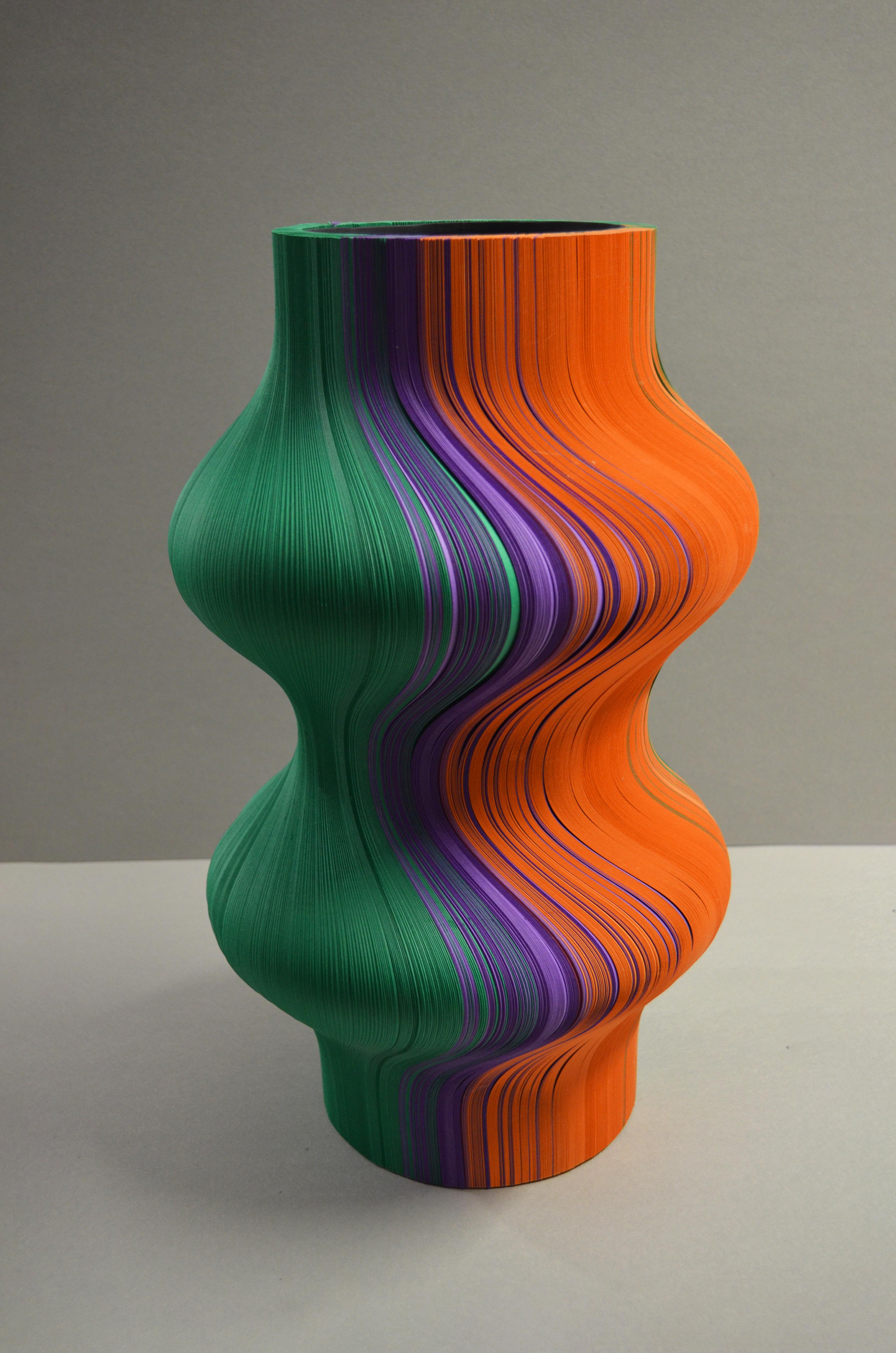 Vaso/scultura di carta unico nel suo genere, realizzato con fogli di strisce di cartone selezionate per colore e peso. Ogni pezzo è fatto e tagliato a mano dall'autore.

Dimensioni: diam. cm 30 x 48 H.
Firmato dal progettista