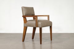 Sillón COM moderno de madera exótica argentina y cuero by Costantini, Bruno