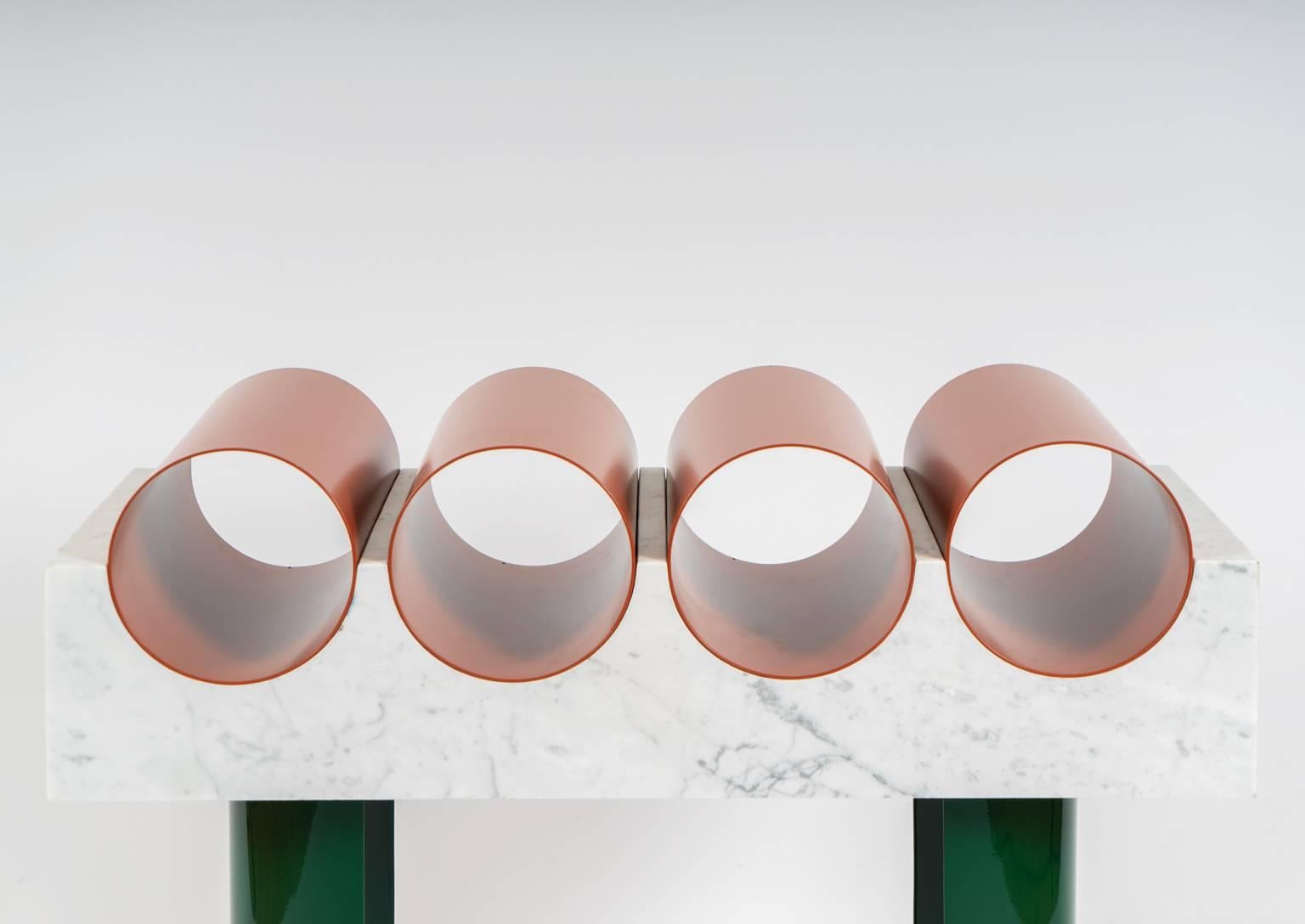 Européen Commode moderne en marbre et acier revêtu de poudre de « Collection disused » en vente