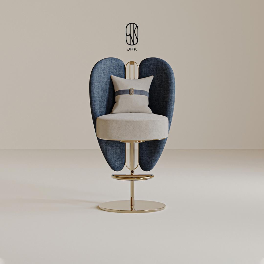 Der COMO BAR STOOL präsentiert sich mit seiner abgerundeten Rückenlehne in einem modernen und luxuriösen Stil. 

Die Rückenlehne ist mit tiefblauem Stoff gepolstert, der durch eine hellcremefarbene Sitzfläche ergänzt wird. Der Hocker hat ein
