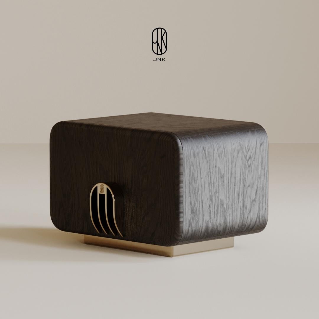 Turc Redéfinissez le luxe avec le charme Elegant de la table de nuit COMO de JNK en vente