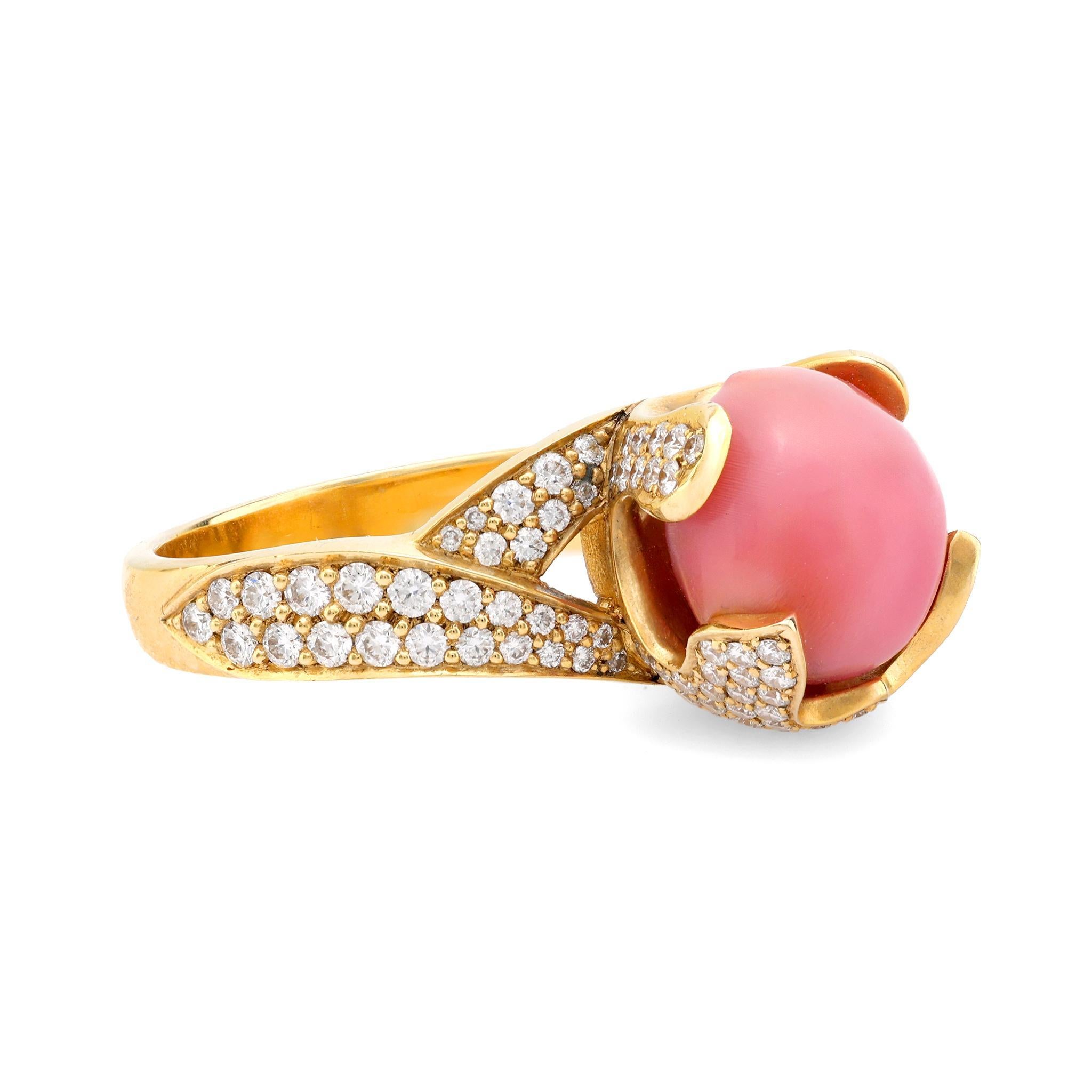 Moderne Bague moderne en or jaune 18 carats avec perles de conque et diamants en vente