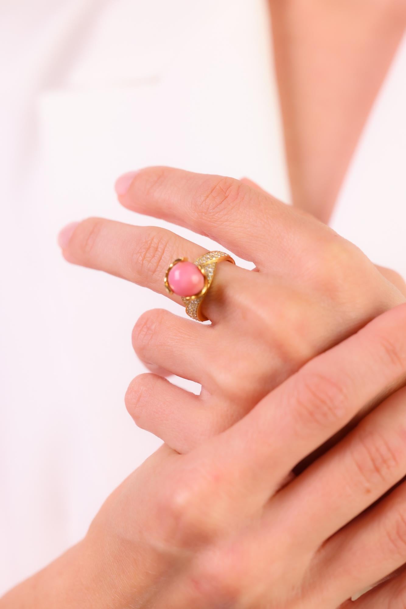 Taille brillant Bague moderne en or jaune 18 carats avec perles de conque et diamants en vente