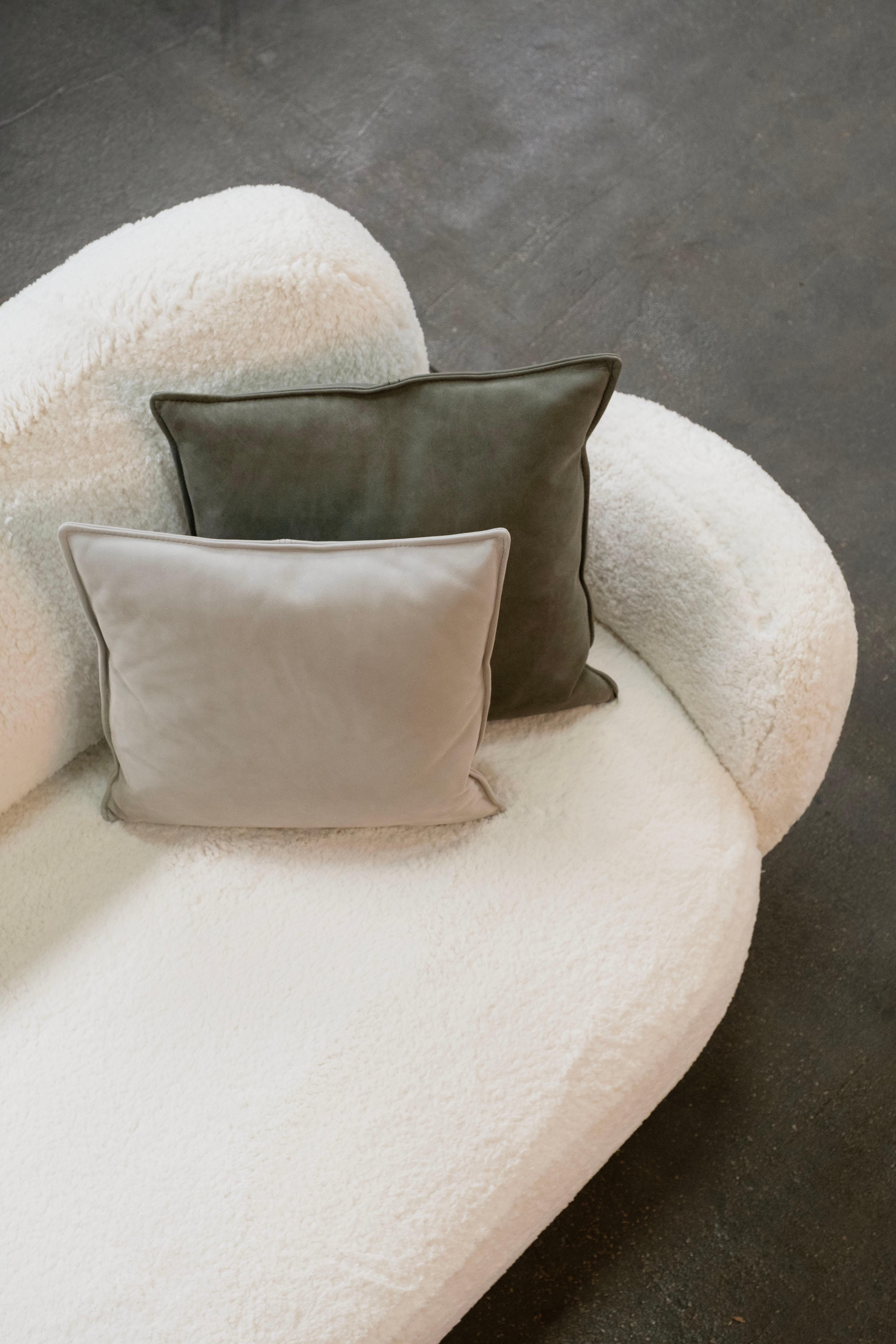 The Moderns Conchula Curved Sofa, Ivory Bouclé, Handmade in Portugal by Greenapple en vente 4