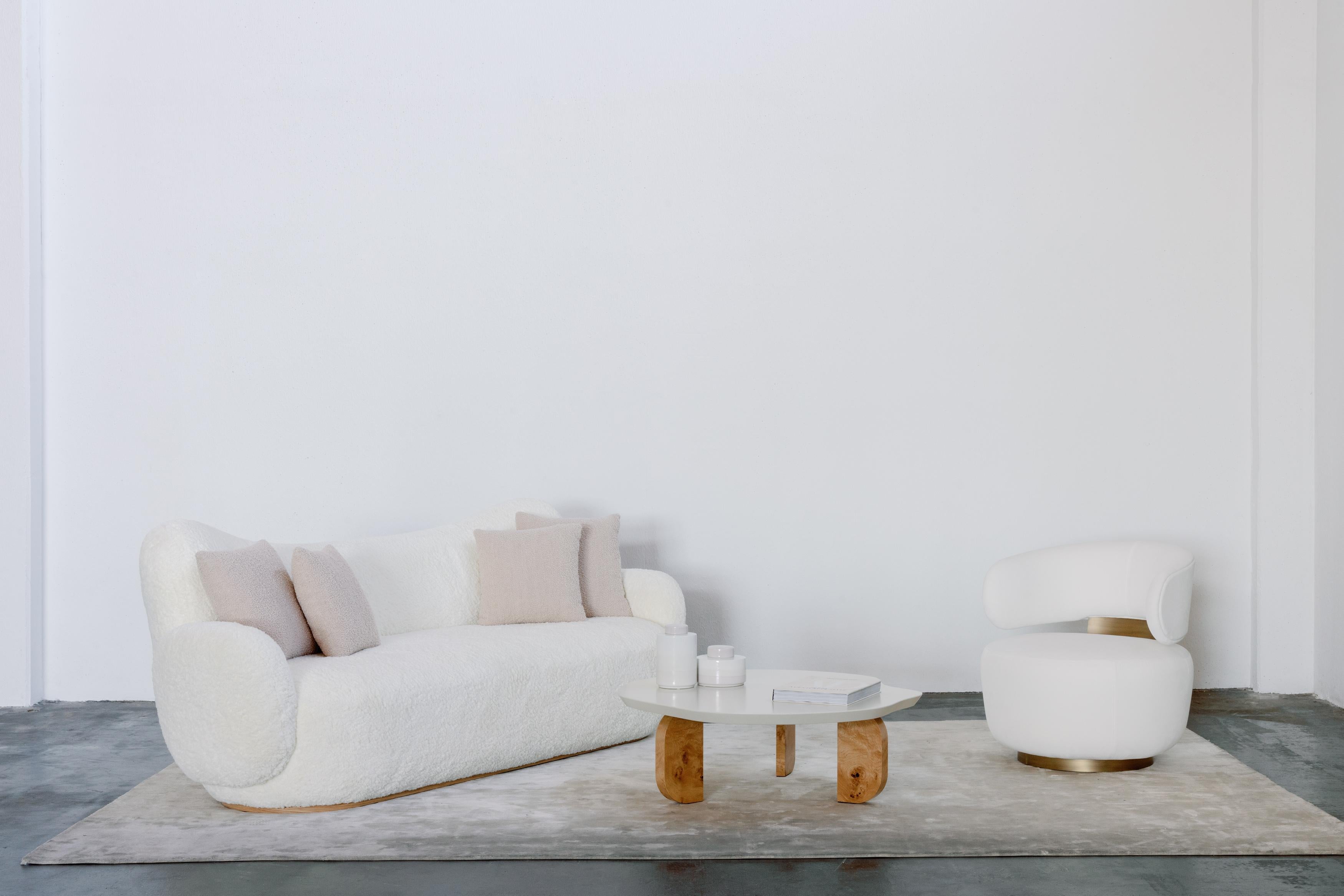 Modernes geschwungenes Sofa Conchula, elfenbeinfarbener Bouclé, handgefertigt in Portugal von Greenapple im Angebot 4