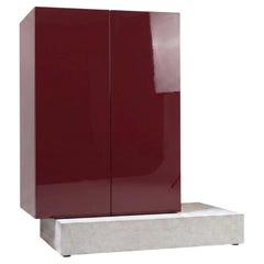 Modernes, hohes Sideboard mit Betonsockel und Hochglanzlackierung „Mogg Block“ RAL 3004