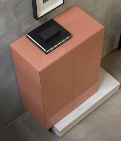 Modernes, hohes Sideboard mit Betonsockel und Hochglanzlackierung „Mogg Block“ RAL 3012
