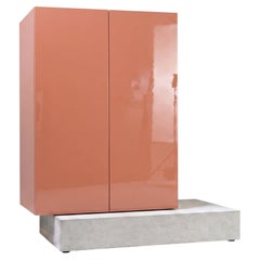 Modernes, hohes Sideboard mit Betonsockel und Hochglanzlackierung „Mogg Block“ RAL 3012