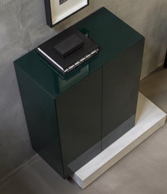 Modernes, hohes Sideboard mit Betonsockel und Hochglanzlackierung „Mogg Block“ RAL 6012