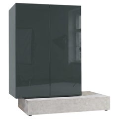 Modernes, hohes Sideboard mit Betonsockel und Hochglanzlackierung „Mogg Block“ RAL 6012