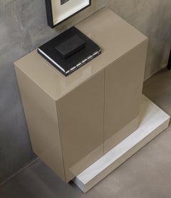 Credenza alta Mogg Block con base in cemento moderno e finitura laccata lucida, RAL 7034