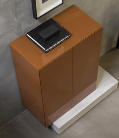 Credenza alta Mogg Block con base in cemento moderno e finitura laccata lucida, RAL 8001