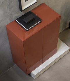 Credenza alta Mogg Block con base in cemento moderno e finitura laccata lucida, RAL 8004