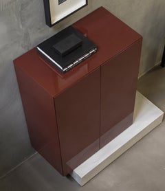 Credenza alta Mogg Block con base in cemento moderno e finitura laccata lucida, RAL 8012