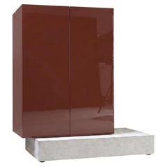 Credenza alta Mogg Block con base in cemento moderno e finitura laccata lucida, RAL 8012