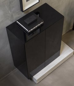 Credenza alta Mogg Block con base in cemento moderno e finitura laccata lucida, RAL 9017