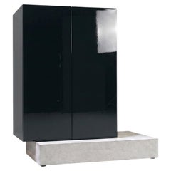 Credenza alta Mogg Block con base in cemento moderno e finitura laccata lucida, RAL 9017