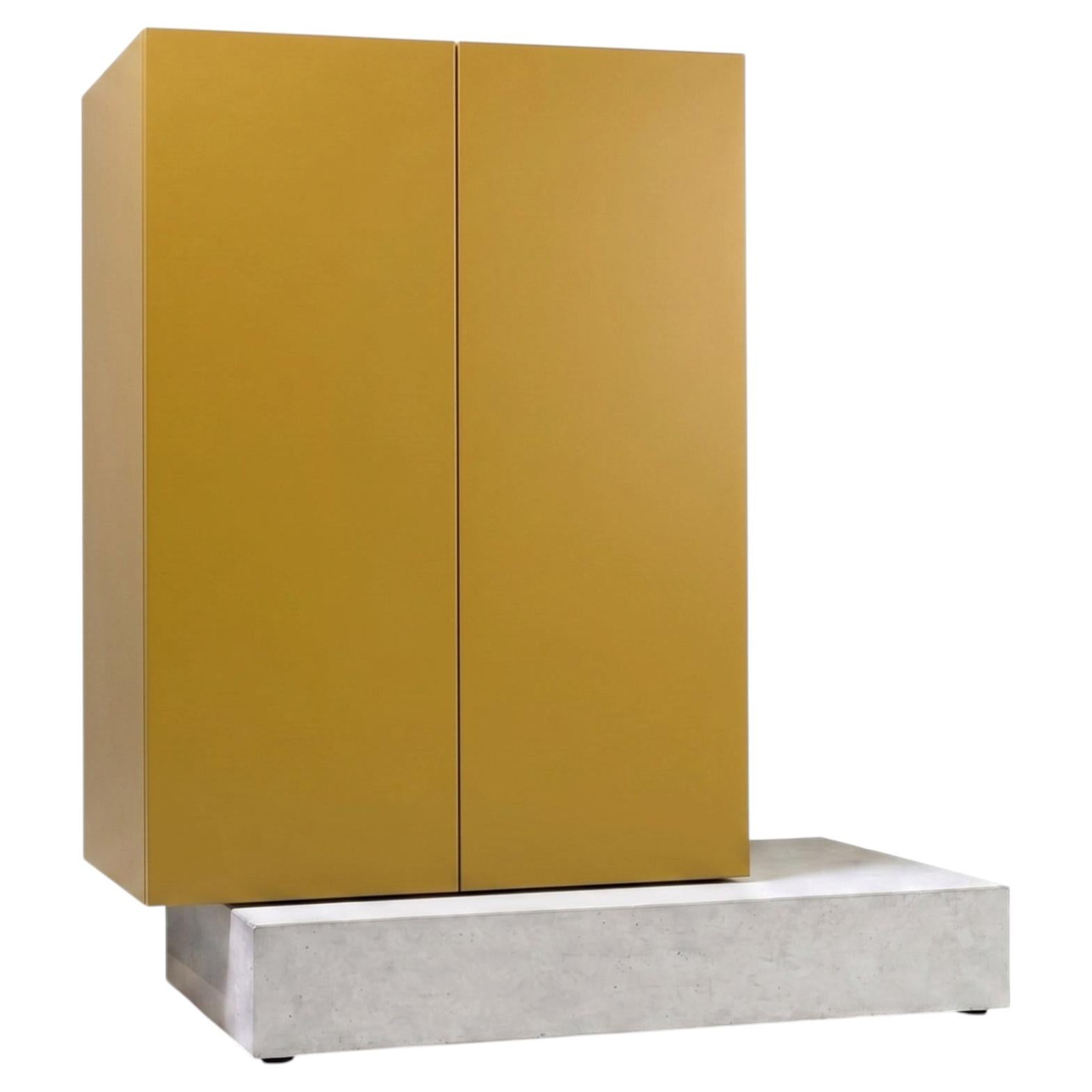 Credenza alta Mogg Block con base in cemento moderno e finitura laccata opaca, RAL 1027