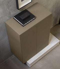Credenza alta Mogg Block con base in cemento moderno e finitura laccata opaca, RAL 7034