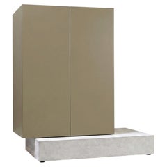 Credenza alta Mogg Block con base in cemento moderno e finitura laccata opaca, RAL 7034