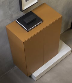 Credenza alta Mogg Block con base in cemento moderno e finitura laccata opaca, RAL 8001