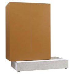 Credenza alta Mogg Block con base in cemento moderno e finitura laccata opaca, RAL 8001