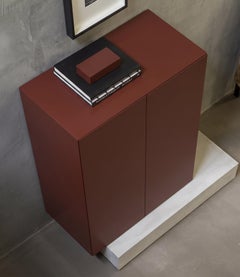 Credenza alta Mogg Block con base in cemento moderno e finitura laccata opaca, RAL 8012