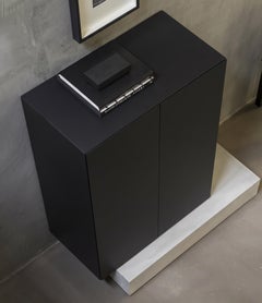 Credenza alta Mogg Block con base in cemento moderno e finitura laccata opaca, RAL 9017