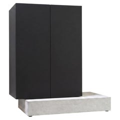 Credenza alta Mogg Block con base in cemento moderno e finitura laccata opaca, RAL 9017