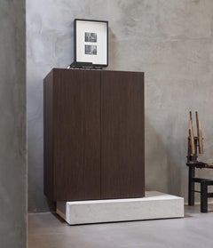 Credenza alta Mogg Block con base in cemento moderno e struttura in frassino tinto Moka