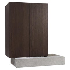 Credenza alta Mogg Block con base in cemento moderno e struttura in frassino tinto Moka