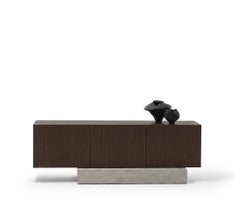 Credenza moderna con base in cemento e fianchi in legno di frassino tinto Moka – Mogg Block