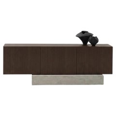 Credenza moderna con base in cemento e fianchi in legno di frassino tinto Moka – Mogg Block