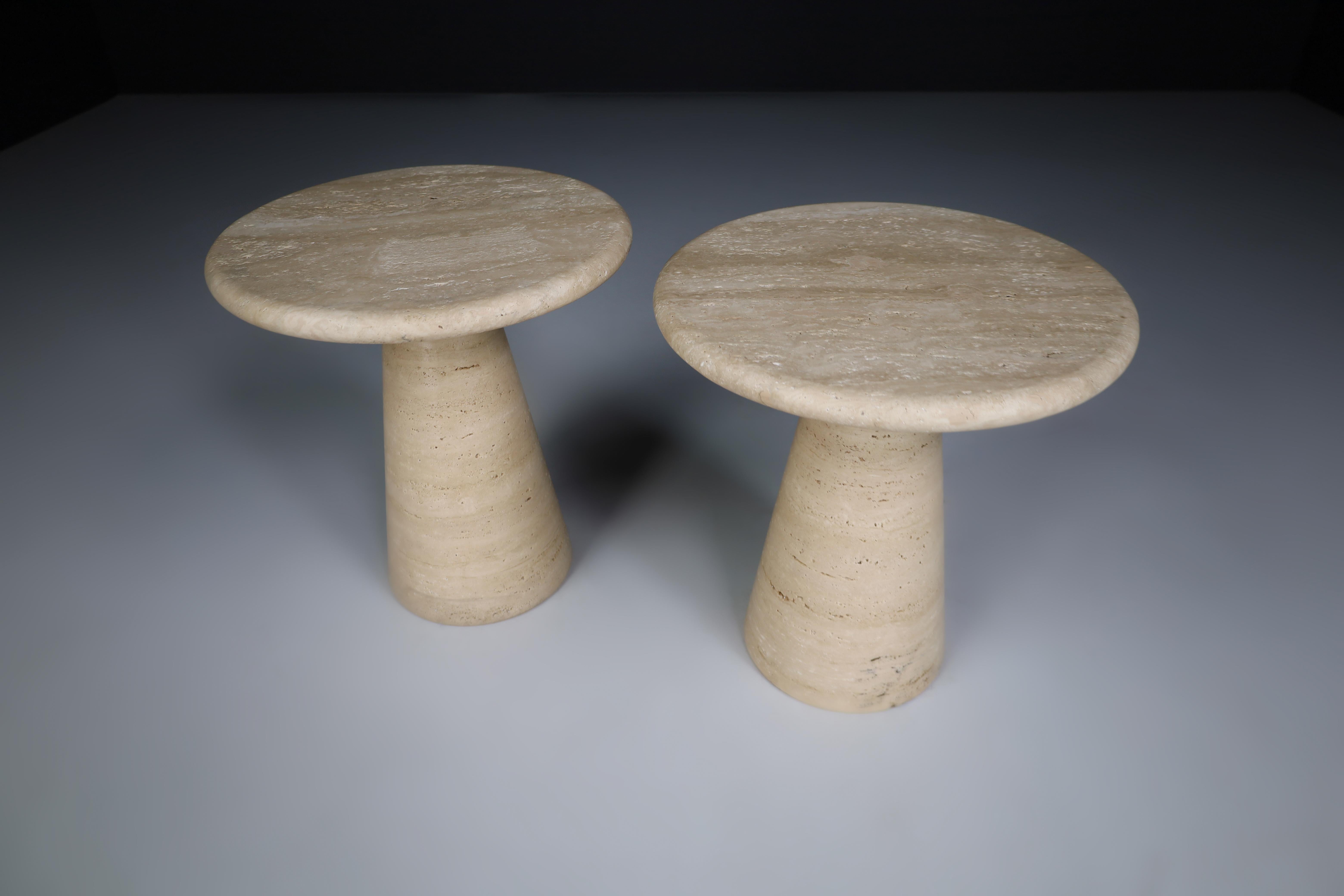 Moderne runde Beistelltische oder Couchtische aus Travertin, Italien 1980er Jahre.

Runde Beistelltische im Stil der Jahrhundertmitte von Angelo Mangiarotti aus Travertin mit konischer Basis. Die Form ist schlicht und lässt die Schönheit und