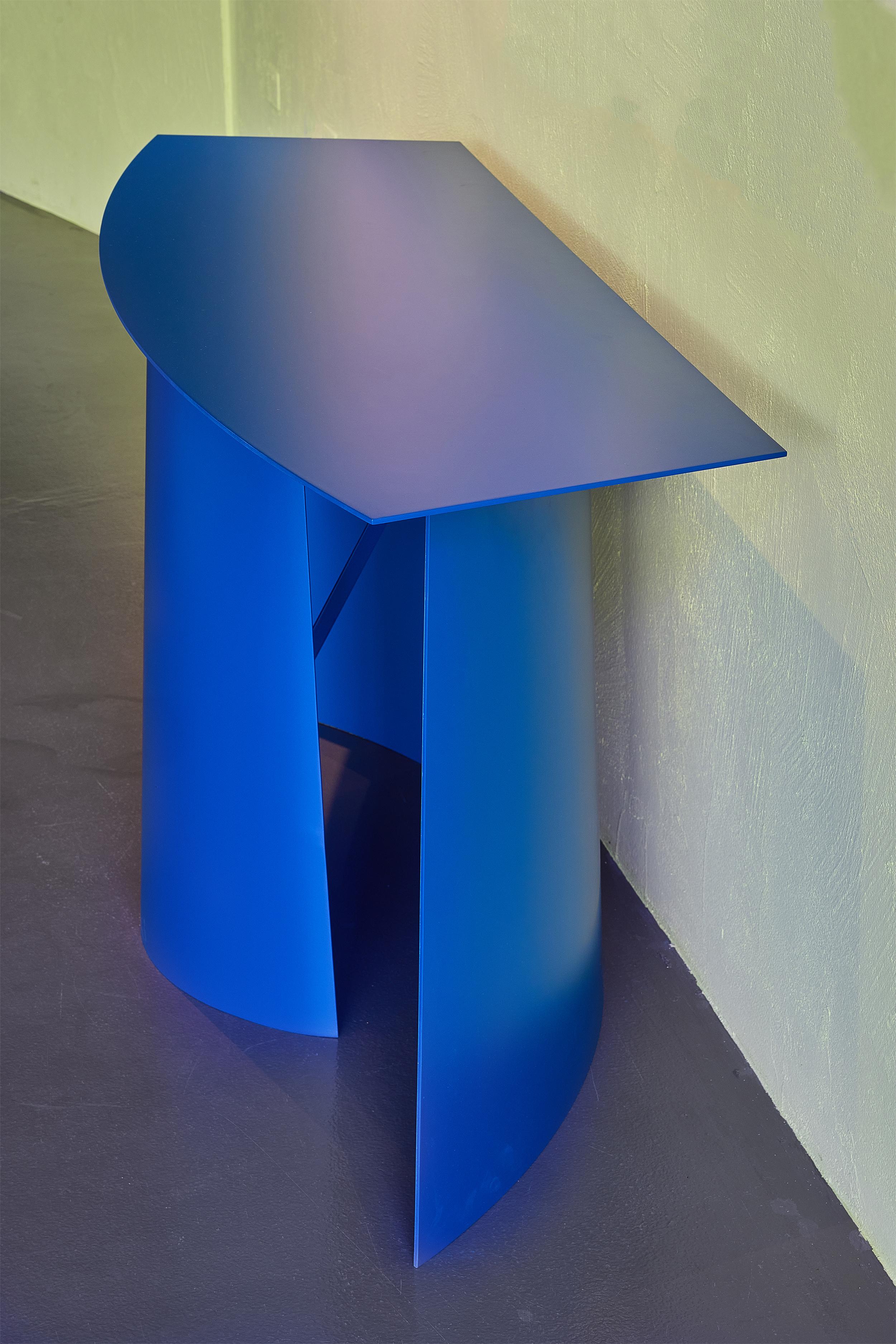italien Console moderne incurvée en aluminium laqué bleu, couleur sur mesure, pour Dilmos en vente