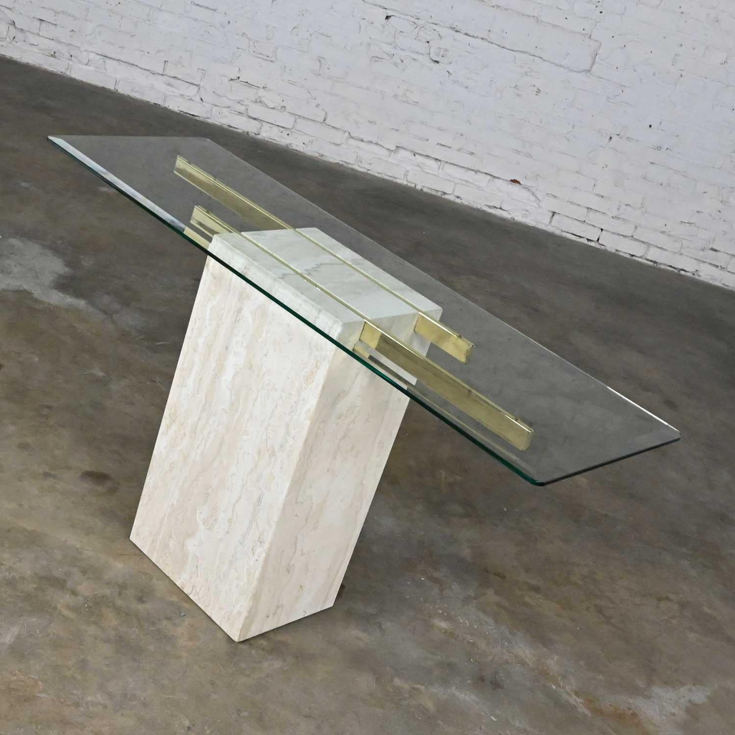 Inconnu Table console moderne en travertin et laiton avec plateau en verre style Artedi en vente