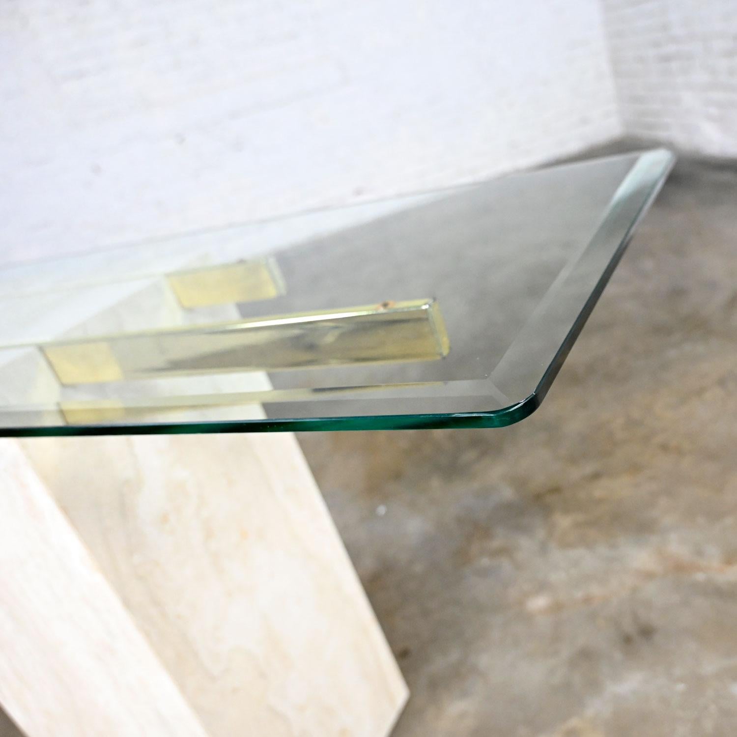 Plaqué Table console moderne en travertin et laiton avec plateau en verre style Artedi en vente