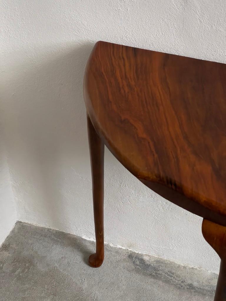 Danish Modern Console table in Caucasian nut tree. Copenhagen cabinetmaker 1960. For Sale 4