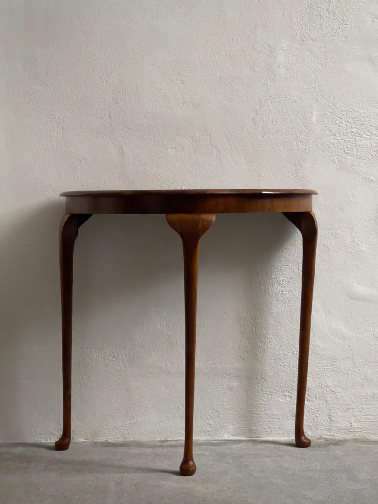 Mid-20th Century Danish Modern Console table in Caucasian nut tree. Copenhagen cabinetmaker 1960. For Sale