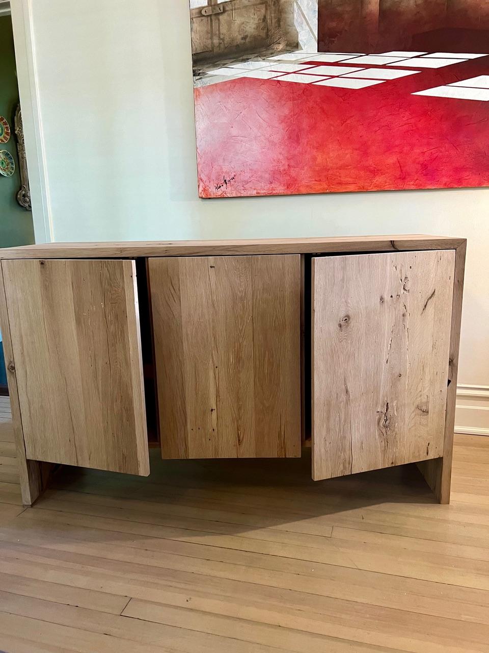 Intagliato a mano Tavolo da console moderno in massello di Oak Oak in vendita