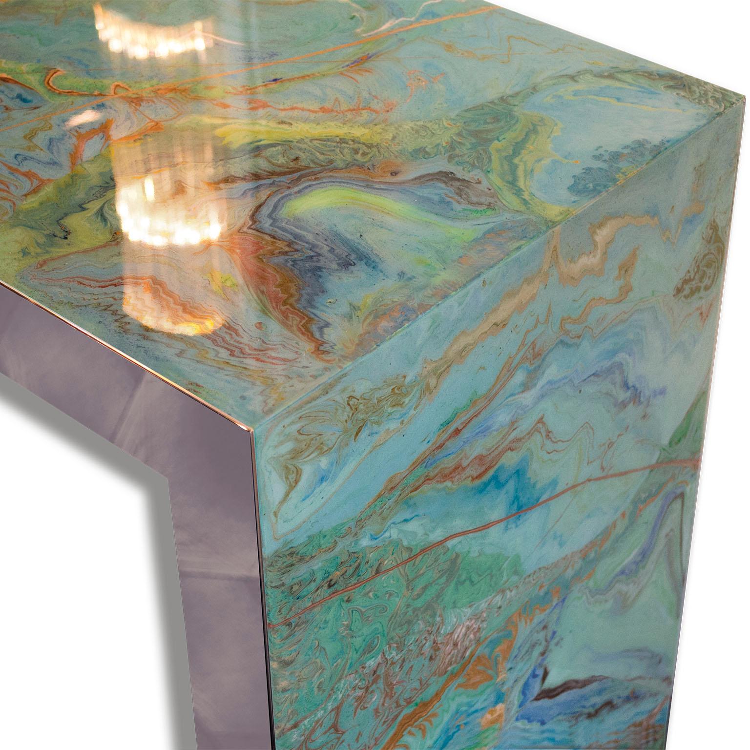 The color continue to be the great protagonist and in “Aquamarine “ console table the fusion of scagliola has the intent to recall the shades of the sea and of the beach with his golden sand.
Colors expressions are closed and supported by shining