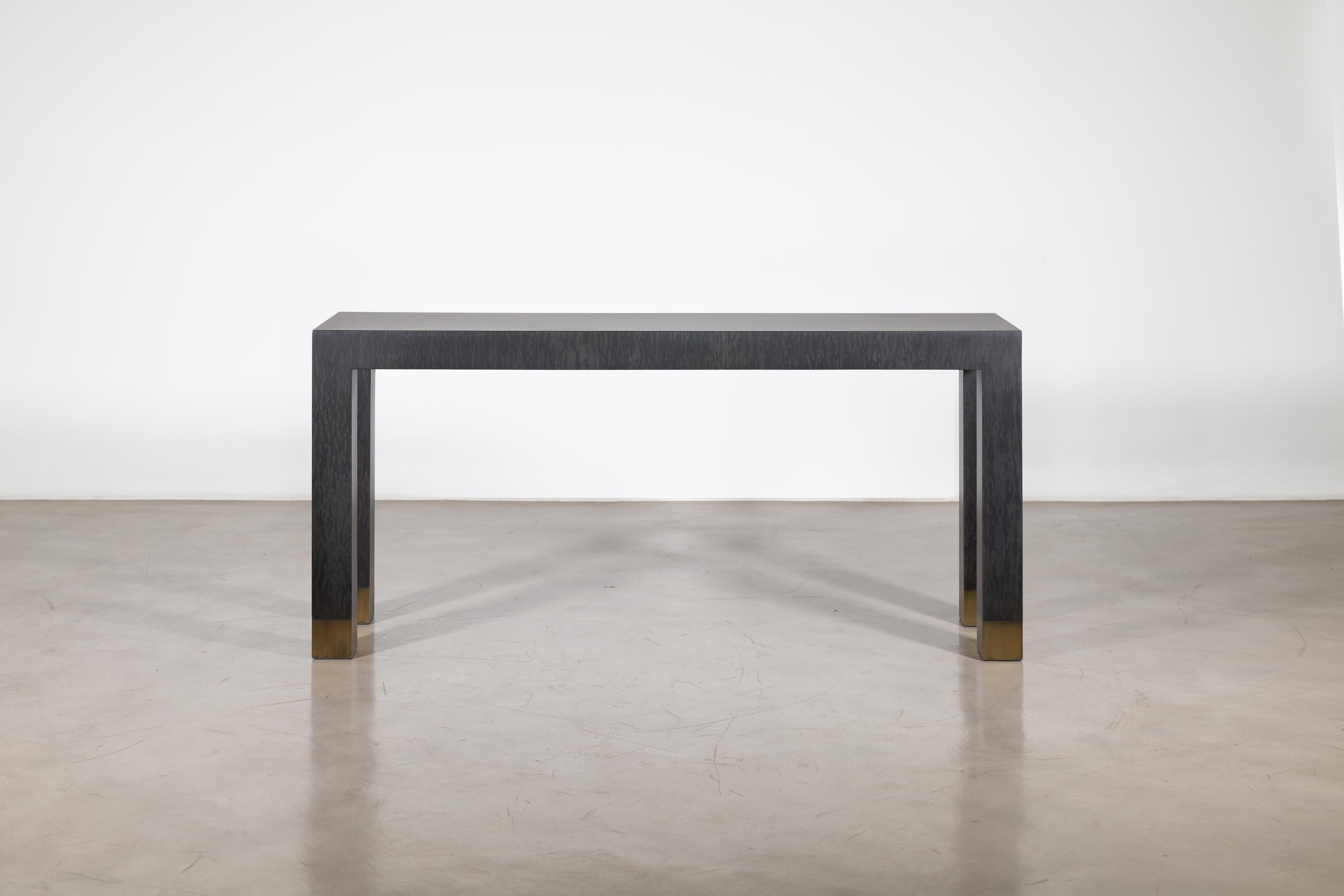 Moderne Table console moderne avec sabots en bronze en bois d'érable noir de Costantini, Dino en vente