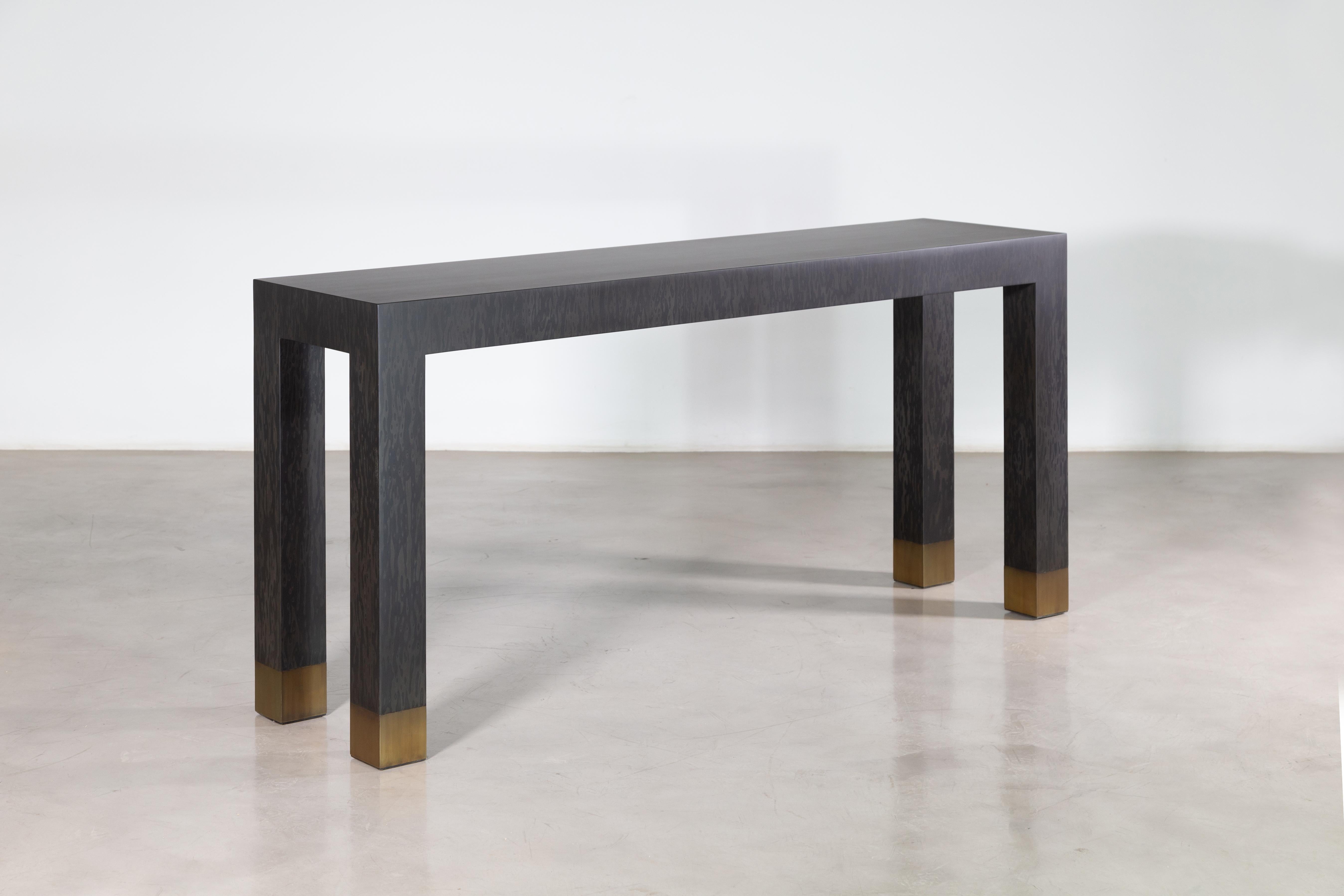 Argentin Table console moderne avec sabots en bronze en bois d'érable noir de Costantini, Dino en vente
