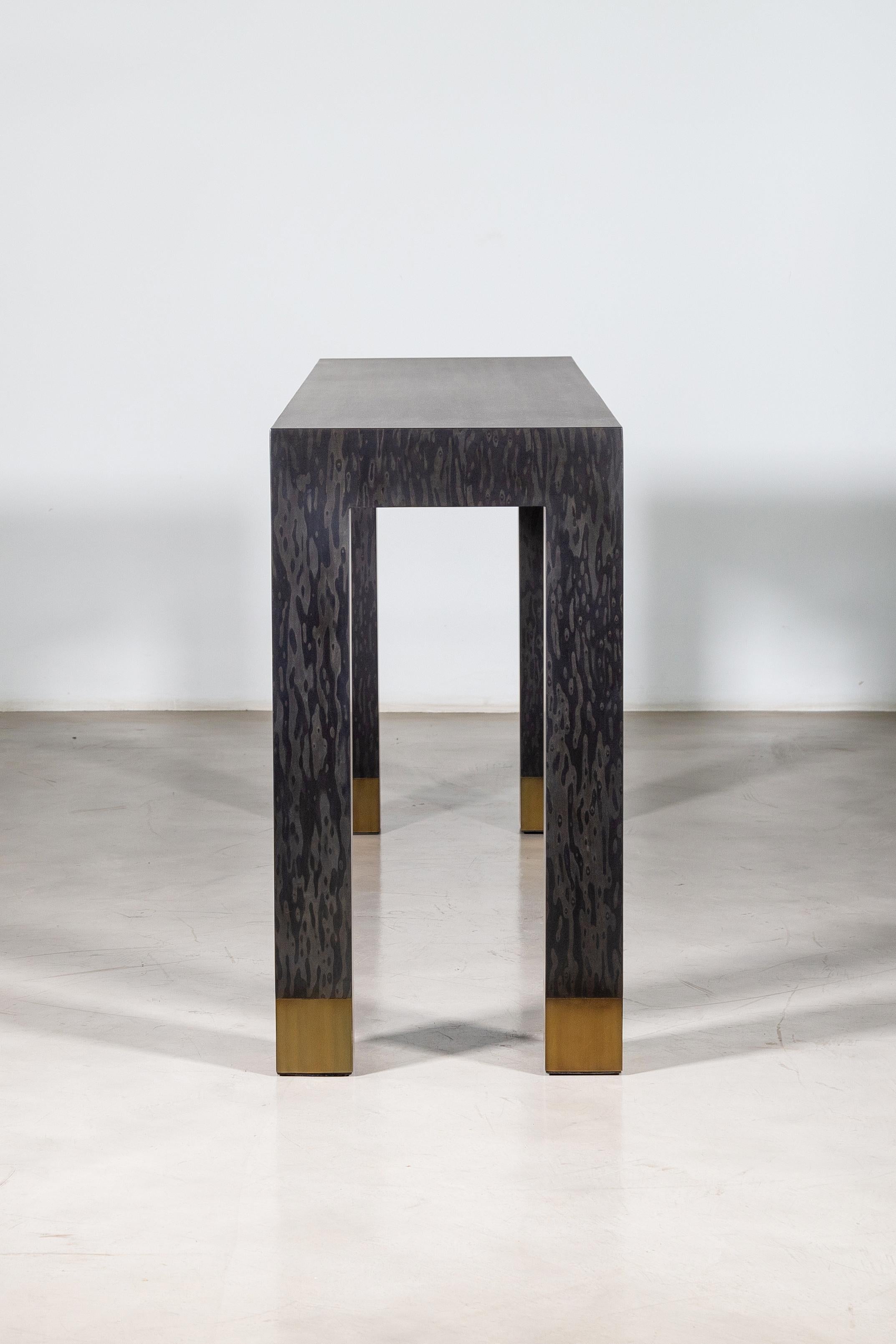 Travail du bois Table console moderne avec sabots en bronze en bois d'érable noir de Costantini, Dino en vente