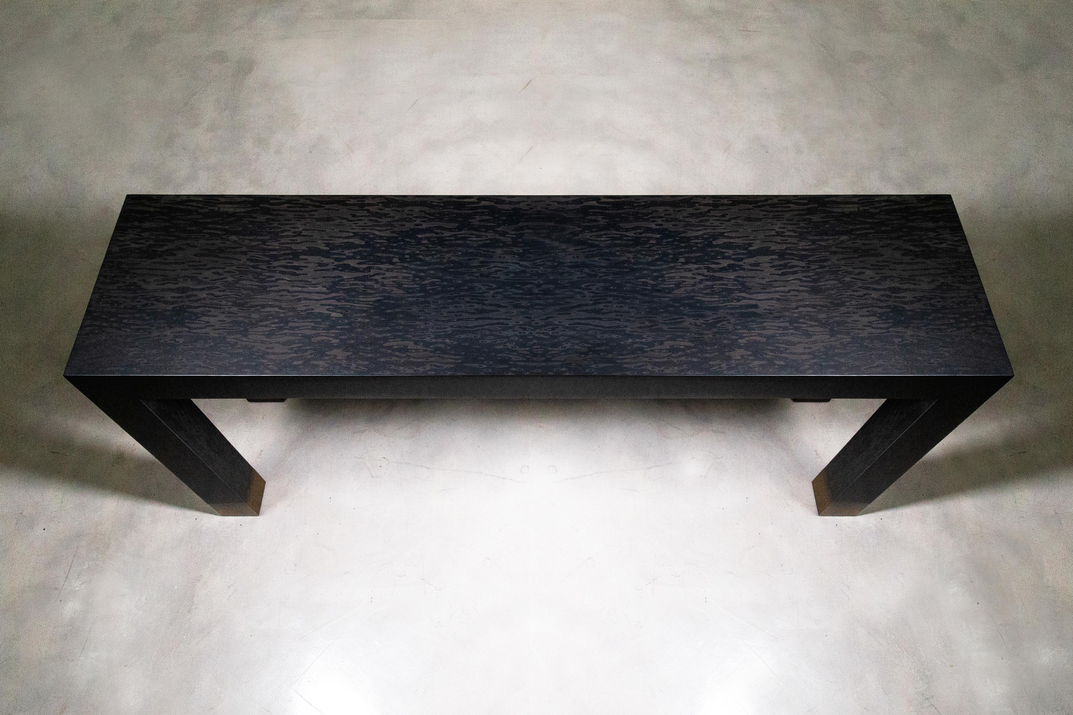 XXIe siècle et contemporain Table console moderne avec sabots en bronze en bois d'érable noir de Costantini, Dino en vente